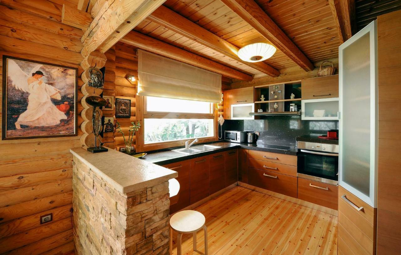 - Wooden * Lakkia